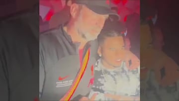 ¡Imperdible! Klopp bailando con una mochila colombiana