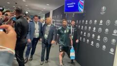 Messi y la fiesta argentina en la salida del vestuario