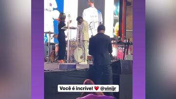 Vinicius no pudo contener las lágrimas: así rompió a llorar en un acto en su país