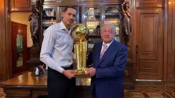 AMLO y Juan Toscano presumen el título de la NBA en Palacio Nacional