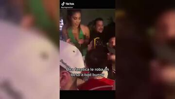 Fan le roba beso a Bad Bunny; así fue el momento exacto