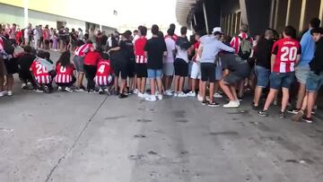 La afición del Athletic recibe en masa a Ander Herrera en su presentación