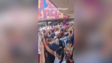 Hinchas Barça le cantan al Madrid en evento de Lewandowski