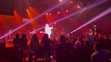 El Dr. Simi aparece en concierto de Coque Muñiz y avienta peluches al público