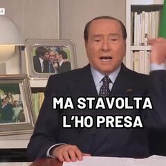 Berlusconi está en plena entrevista en directo y pasa esto con una mosca...