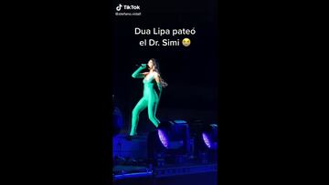 Dua Lipa explica por qué pateó al Dr. Simi en CDMX