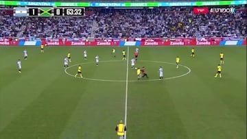 ¡Directo a Messi! Un espontáneo saltó al campo a por el astro argentino ante Jamaica