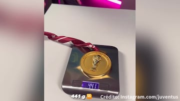 Leandro Paredes y Di María comparan el peso de sus medallas y esto fue lo que encontraron