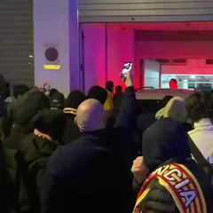 Esto no se puede permitir: los aficionados zarandean y persiguen a los jugadores del Valencia