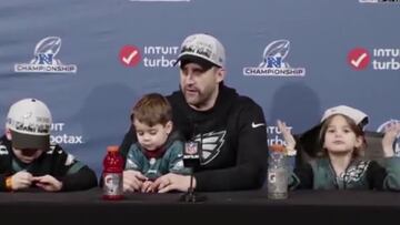 La hija del entrenador de Eagles le roba el protagonista en plena conferencia