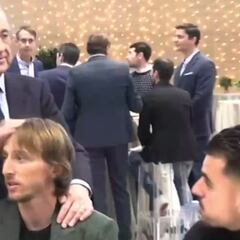 Los ‘diferentes’ saludos de Florentino a la plantilla: vean los de Modric, Rüdiger y Mariano