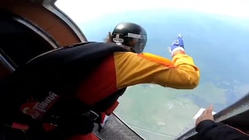 Un instructor le salva la vida en un acto heroico a una mujer que saltó sin abrir su paracaídas: vean el momento
