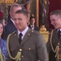 La cara de Leonor al ver a sus compañeros de academia en el besamanos
