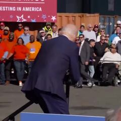Empieza a ser hilarante: vean cómo salvó Biden una nueva caída tras este tropiezo
