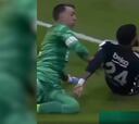 Partido de máxima tensión en Turquía y el portero del Galatasaray hace este gesto para evitar una desgracia