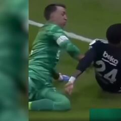 Partido de máxima tensión en Turquía y el portero del Galatasaray hace este gesto para evitar una desgracia