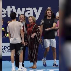 Badosa reaparece junto a Tsitsipas: le roba el trofeo y sale aplaudida por el público