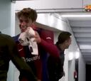 El recibimiento de Xavi a Marc Guiu en el túnel de vestuarios