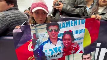 ¡La fan número uno! Aficionada madrugó para buscar autógrafo de Checo Pérez
