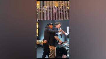 Vean el momento en el que la seguridad interviene en un acto de Alonso en México