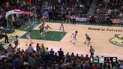 El triplazo de Lillard para cerrar su brutal debut con los Bucks