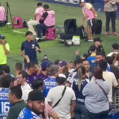 Tras goleada con América, hasta la afición de Raydos quería foto con Henry Martín