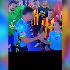 Lío en la liga italiana: un árbitro se niega a saludar a su asistenta y es sancionado