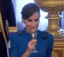 La viral reacción de la Princesa al probar el champán y la mirada de Letizia