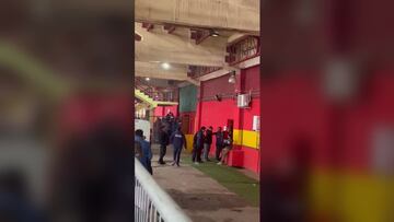 “Retírate”: el tenso momento que vivió la UC con sus hinchas y la intervención de Nico Castillo