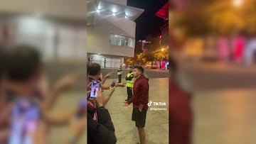 La reacci車n de un aficionado que le insultaba cuando Acu?a baj車 del bus y se le encar車