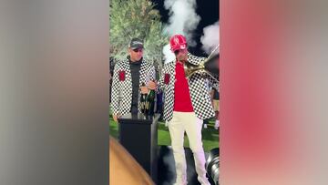 Le dan a Carlos Sainz un trofeo enorme en un torneo de golf en Las Vegas y la l¨ªa as¨ª