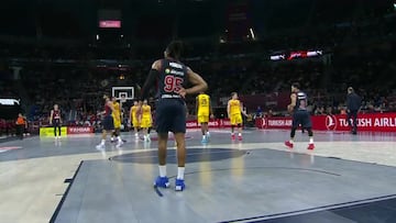 Estaba fuera de lugar: Baskonia gana de +23 al Barça y Moneke hace esto