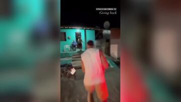 Matheus Cunha aprovechó la fecha FIFA para volver a Brasil y repartir ropa y comida