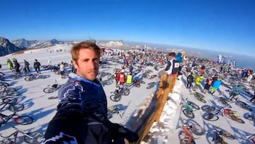 Descenso vertiginoso en bicicleta de los Alpes: sale en el puesto 1.000 y llega a ponerse primero