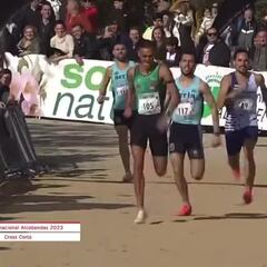 El ‘karma’ actuando en toda regla: la maniobra antideportiva en pleno sprint entre tres corredores