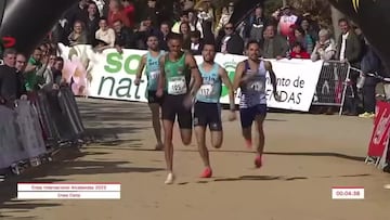 El ¡®karma¡¯ actuando en toda regla: la maniobra antideportiva en pleno sprint entre tres corredores