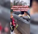 Es un regalo que nunca va a olvidar: el detallazo de Garnacho con un fan del United