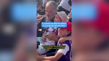 El consejo de Marcelo Bielsa para un pequeño aficionado de Fénix en Uruguay