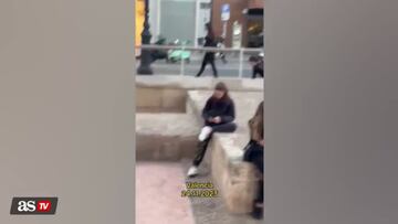 Una mujer pasea con un hombre atado como un perro por Valencia