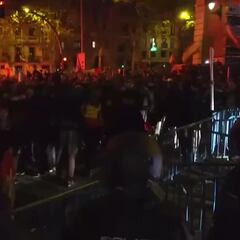 El momento en el que cargan los antidisturbios en Ferraz