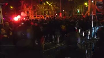 El momento en el que cargan los antidisturbios en Ferraz