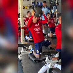 El ‘Piojo Pluma’, así pone chispa Roberto Alvarado en la práctica de Chivas