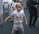 El niño del Tottenham que enamora a la Premier por su ‘performance’ antes de salir con los jugadores