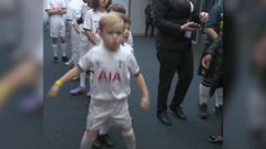 El niño del Tottenham que enamora a la Premier por su ‘performance’ antes de salir con los jugadores