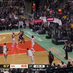 Era el momento más esperado de la noche y se impuso la lógica: la acción de Lebron vs Wembanyama