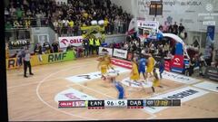 96-95 abajo y 1′′ de partido: un español se inventa esto para conquistar Polonia