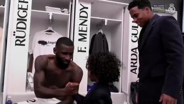 Endrick bajó al vestuario con su hermano pequeño y tuvo este momentazo con Bellingham