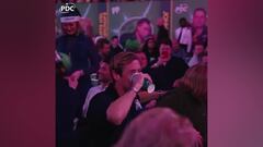 Crouch hace enloquecer al público de los dardos con esta cerveza en la mano