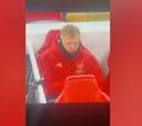 Pillan a un jugador del Arsenal mascando tabaco en pleno partido
