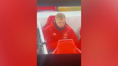 Pillan a un jugador del Arsenal mascando tabaco en pleno partido